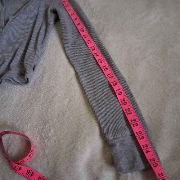 Aritzia TNA Women's Size S Gray Waffle Scoopneck Notch Longsleeve Cropped Shirt - Picture 12 of 12